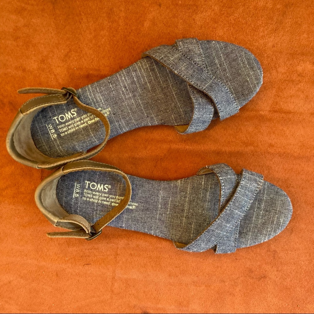 Tom’s sandals NWOT